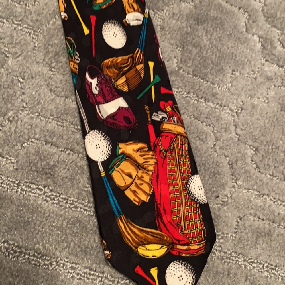 Men’s Tie NWOT brand ADDICTION GOLF 100% Silk Necktie.